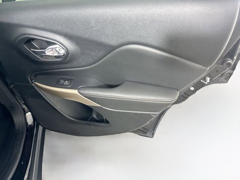 Used 2017 Jeep Cherokee Limited w/ Luxury Group FWD image 29