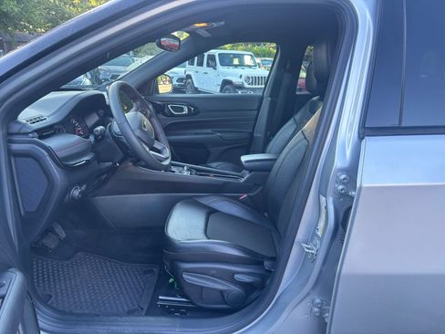 Used 2025 Jeep Compass Trailhawk AWD/4WD image 25