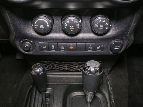 Used 2017 Jeep Wrangler Unlimited Sahara AWD/4WD image 28