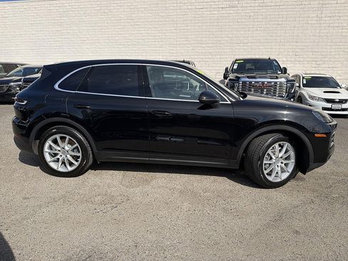 Used 2024 Porsche Cayenne AWD/4WD image 4