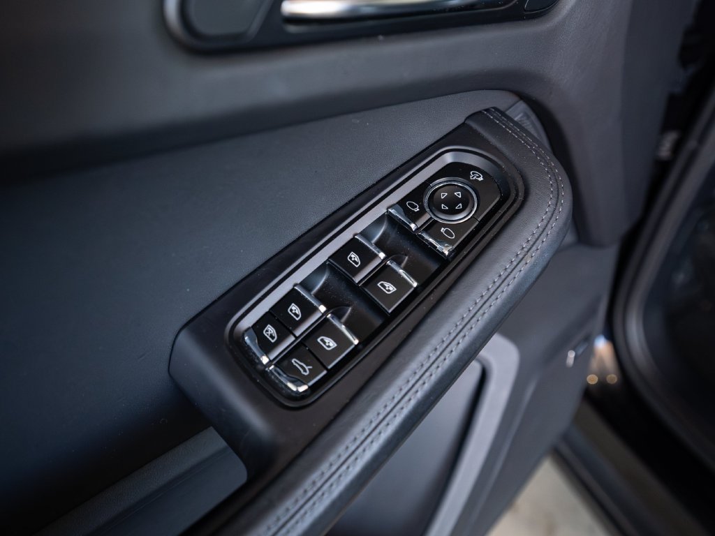 Certified 2023 Porsche Macan S AWD/4WD image 22