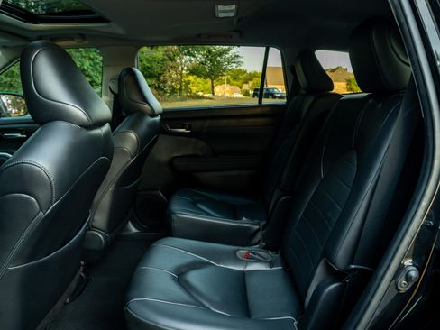 Used 2023 Toyota Highlander XLE FWD image 15