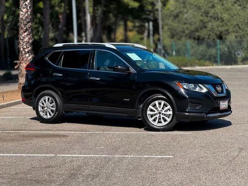 Used 2018 Nissan Rogue SV FWD image 3