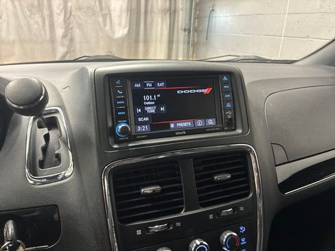 Used 2018 Dodge Grand Caravan SXT w/ Blacktop Package FWD image 16