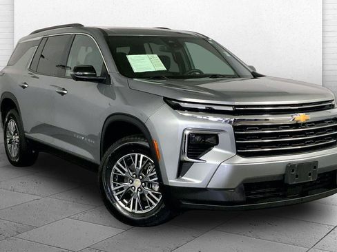 Used 2024 Chevrolet Traverse LT AWD/4WD image 1