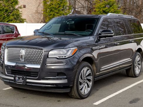 Used 2023 Lincoln Navigator L Reserve AWD/4WD image 3