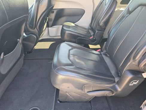 Used 2019 Chrysler Pacifica Touring-L image 11