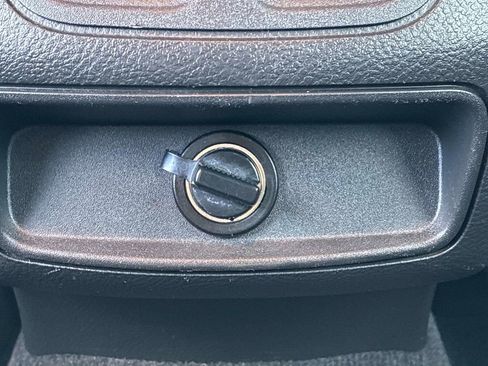 Used 2018 Ford Taurus SEL image 16