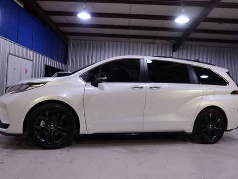 Used 2023 Toyota Sienna XSE image 1