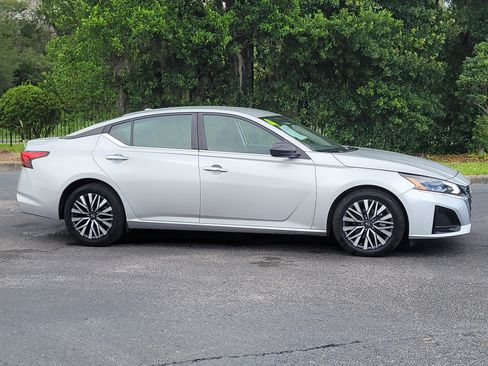 Used 2024 Nissan Altima 2.5 SV FWD image 8