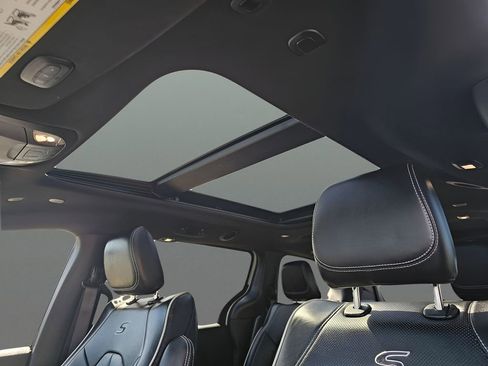 Used 2023 Chrysler Pacifica Limited w/ S Appearance Package FWD image 19