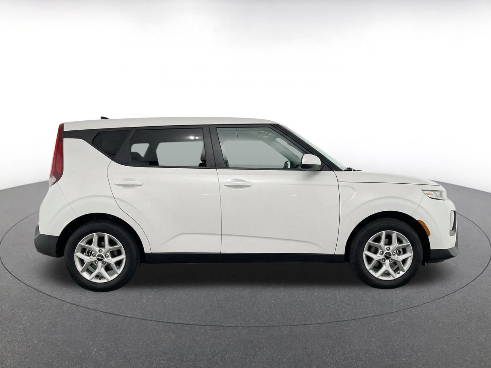 Used 2025 Kia Soul LX w/ LX Technology Package FWD image 13