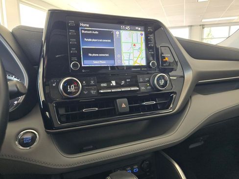 Used 2022 Toyota Highlander XLE AWD/4WD image 27