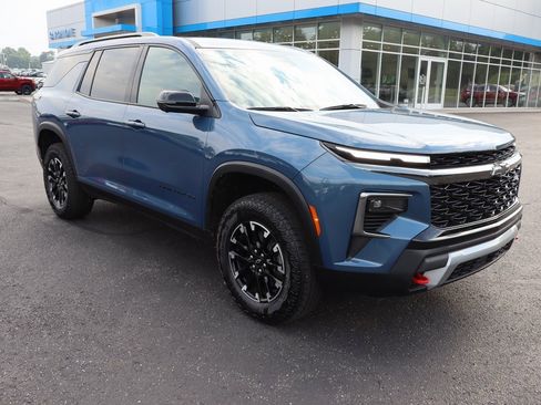 Used 2024 Chevrolet Traverse Z71 image 2