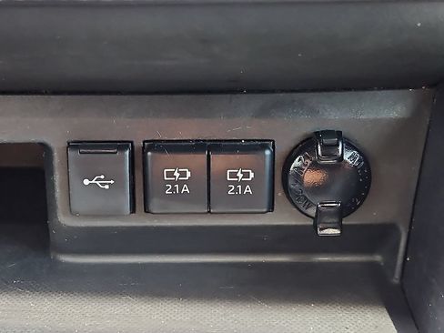 Used 2021 Toyota Highlander XLE FWD image 25