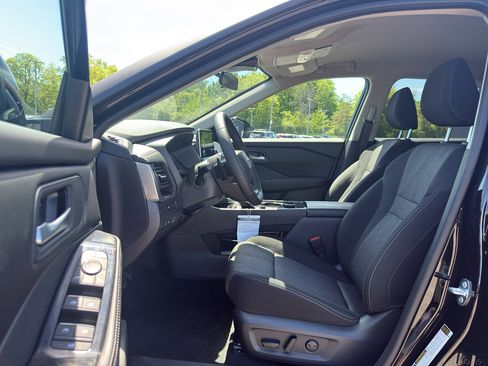 Certified 2026 Nissan Rogue SV AWD/4WD image 11