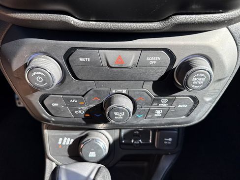 Used 2018 Jeep Renegade Limited AWD/4WD image 20