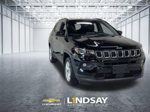 Used 2025 Jeep Compass Latitude AWD/4WD image 4