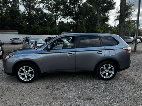 Used 2015 Mitsubishi Outlander SE FWD image 2