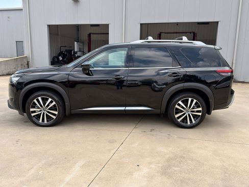 Used 2025 Nissan Pathfinder Platinum FWD image 6