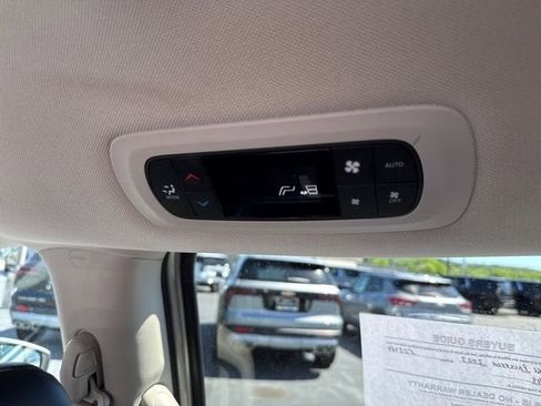 Used 2023 Chrysler Pacifica Touring-L AWD/4WD image 17