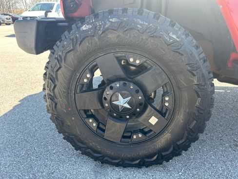 Used 2014 Jeep Wrangler Unlimited Sahara w/ Connectivity Group AWD/4WD image 11