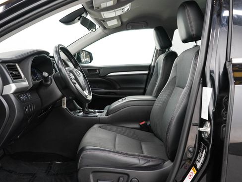 Used 2019 Toyota Highlander Plus AWD/4WD image 25
