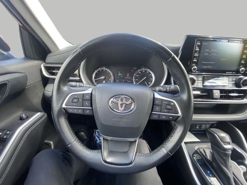 Used 2022 Toyota Highlander XLE AWD/4WD image 15