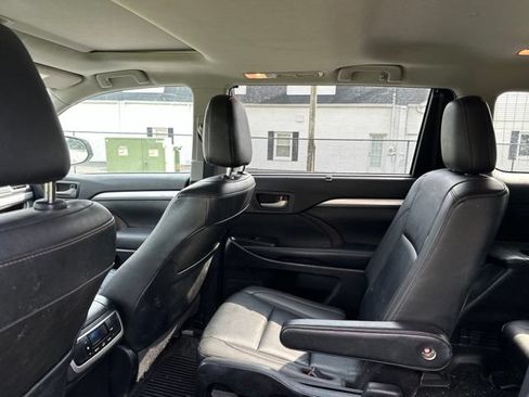 Used 2019 Toyota Highlander XLE AWD/4WD image 16