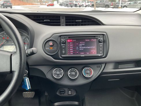 Used 2015 Toyota Yaris L image 16