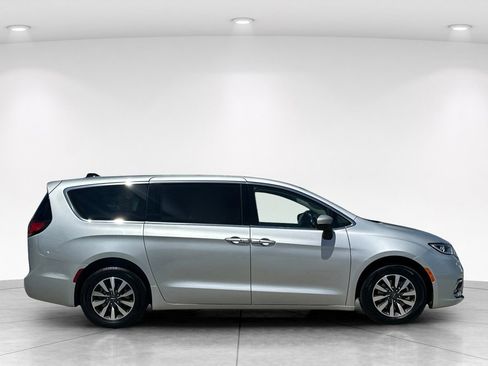 Used 2023 Chrysler Pacifica Touring-L FWD image 7