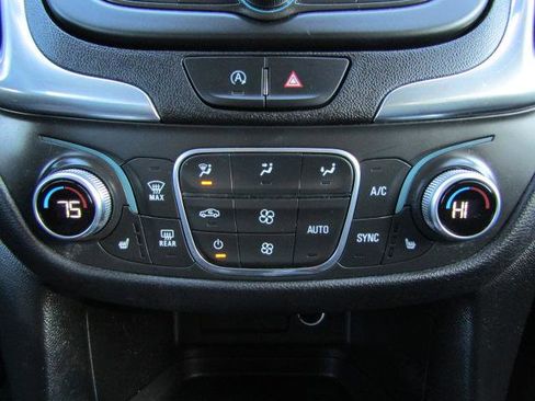 Used 2022 Chevrolet Equinox LT w/ Driver Convenience Package image 14