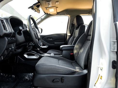 Used 2022 Nissan Frontier SV image 3