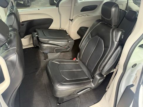 Used 2023 Chrysler Pacifica Touring-L FWD image 34