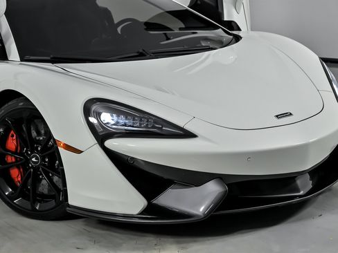 Used 2020 McLaren 570S Spider image 3
