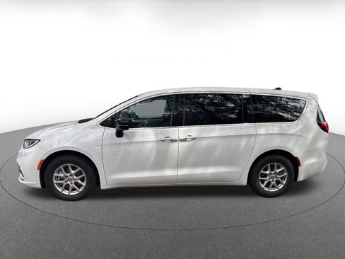 Used 2024 Chrysler Pacifica Touring-L FWD image 4