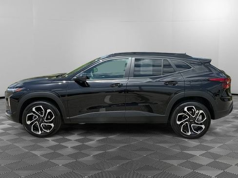 Certified 2025 Chevrolet Trax RS w/ Sunroof Package FWD image 2