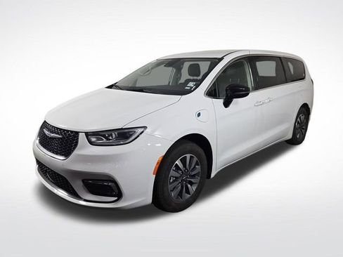 Used 2024 Chrysler Pacifica Limited FWD image 2