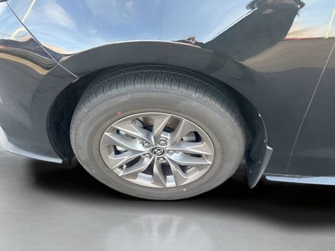 Used 2025 Toyota Sienna XLE image 17