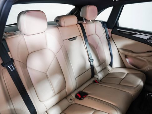 Used 2023 Porsche Macan image 9