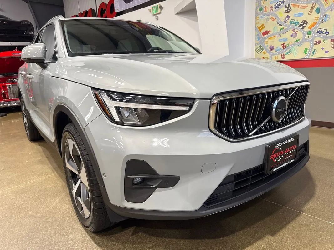 Used 2024 Volvo XC40 B5 Plus AWD/4WD image 75