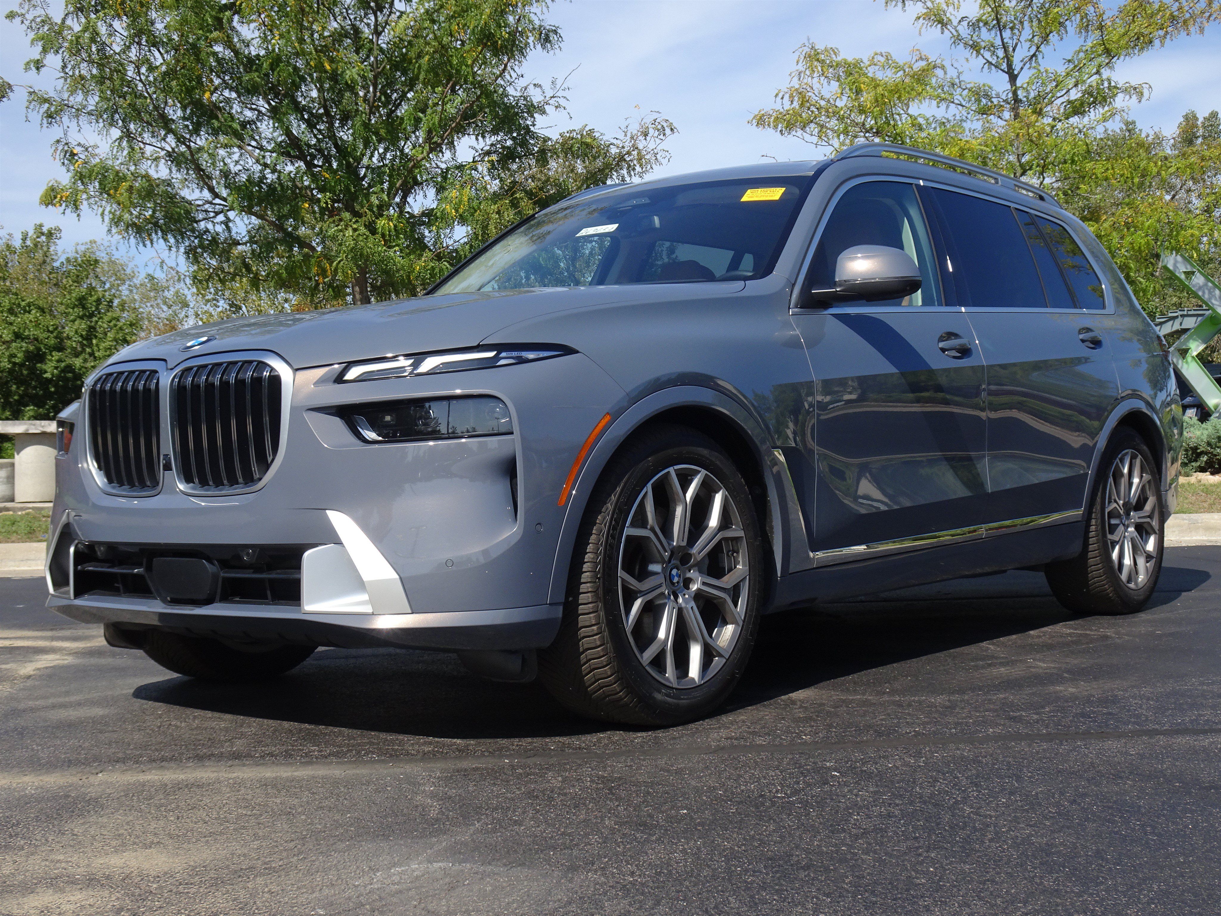Used 2024 BMW X7 xDrive40i w/ Premium Package AWD/4WD image 2