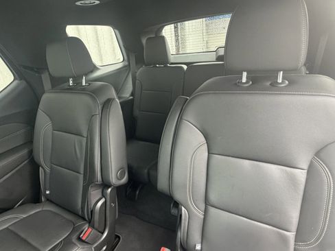 Used 2023 Chevrolet Traverse LT w/ LT Premium Package AWD/4WD image 9