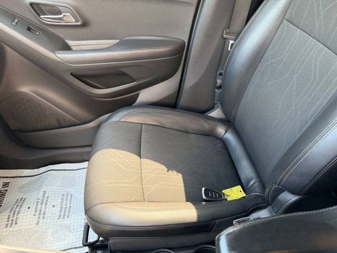 Used 2019 Chevrolet Trax LT w/ LT Convenience Package FWD image 13