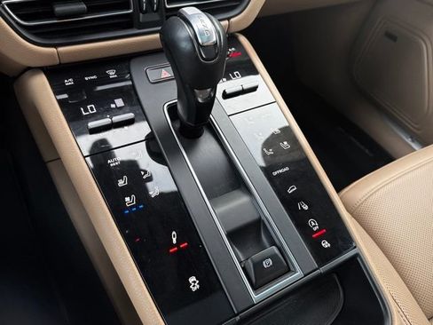 Certified 2022 Porsche Macan S AWD/4WD image 32