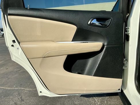 Used 2020 Dodge Journey SE image 32