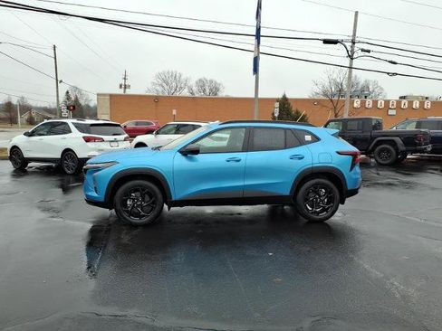 New 2026 Chevrolet Trax LT w/ Sunroof Package FWD image 2