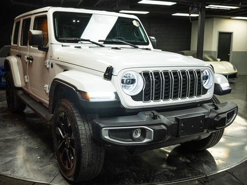 Used 2025 Jeep Wrangler Unlimited Sahara image 5