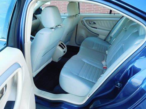 Used 2017 Ford Taurus SE image 6