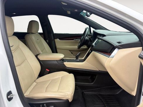 Used 2017 Cadillac XT5 Luxury FWD image 2